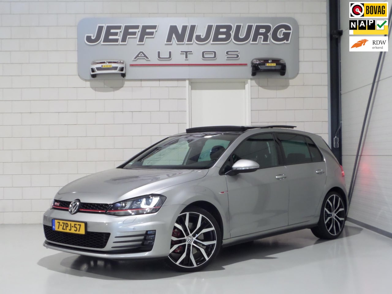 Volkswagen Golf - 2.0 TSI GTI "Origineel NL!" Panoramadak Xenon-LED Trekhaak Camera DCC 19"Velgen Parkeersen - AutoWereld.nl