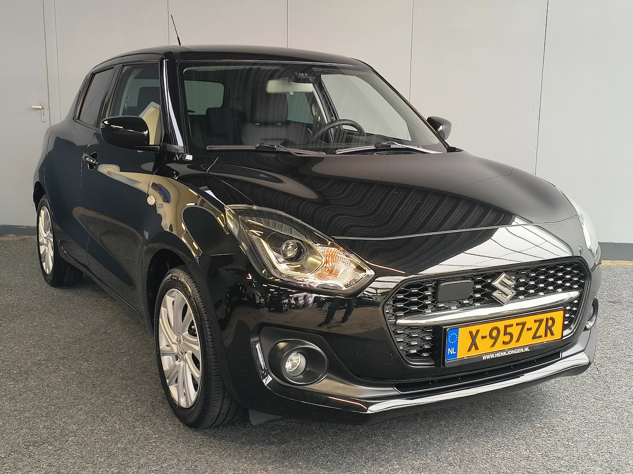 Suzuki Swift - 1.2 Select Smart Hybrid uit 2023 Rijklaar + 12 maanden Bovag-garantie Henk Jongen Auto's i - AutoWereld.nl