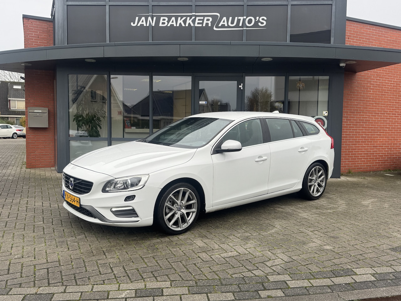 Volvo V60 - 2.0 D2 Nordic+ ✅ R-Design ✅ Trekhaak ✅ Navigatie ✅ Rijklaar ✅ - AutoWereld.nl