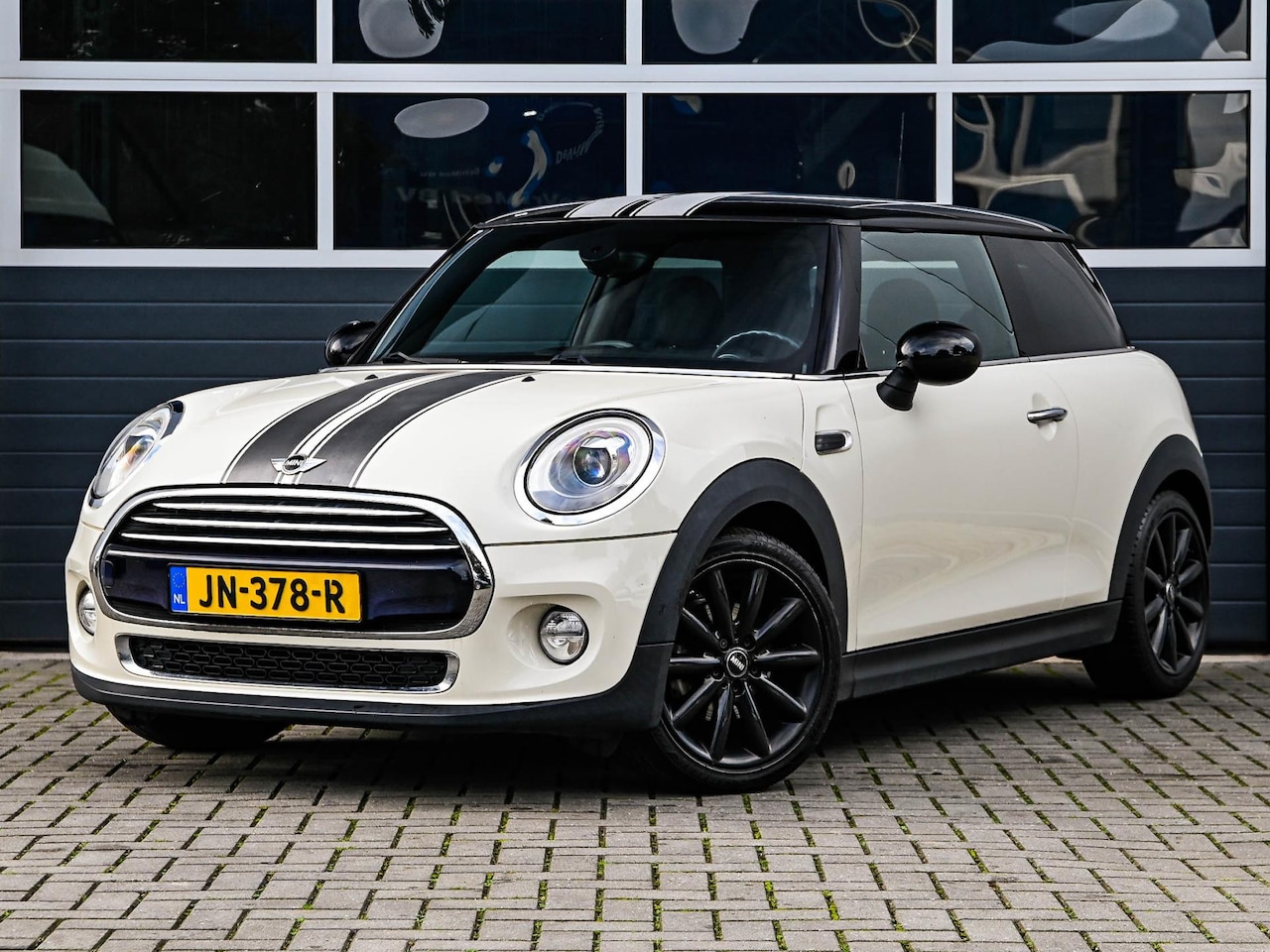MINI Cooper - 1.5 Serious Business | Navi | Xenon | Keyless | Sportstoelen | Cruise control - AutoWereld.nl