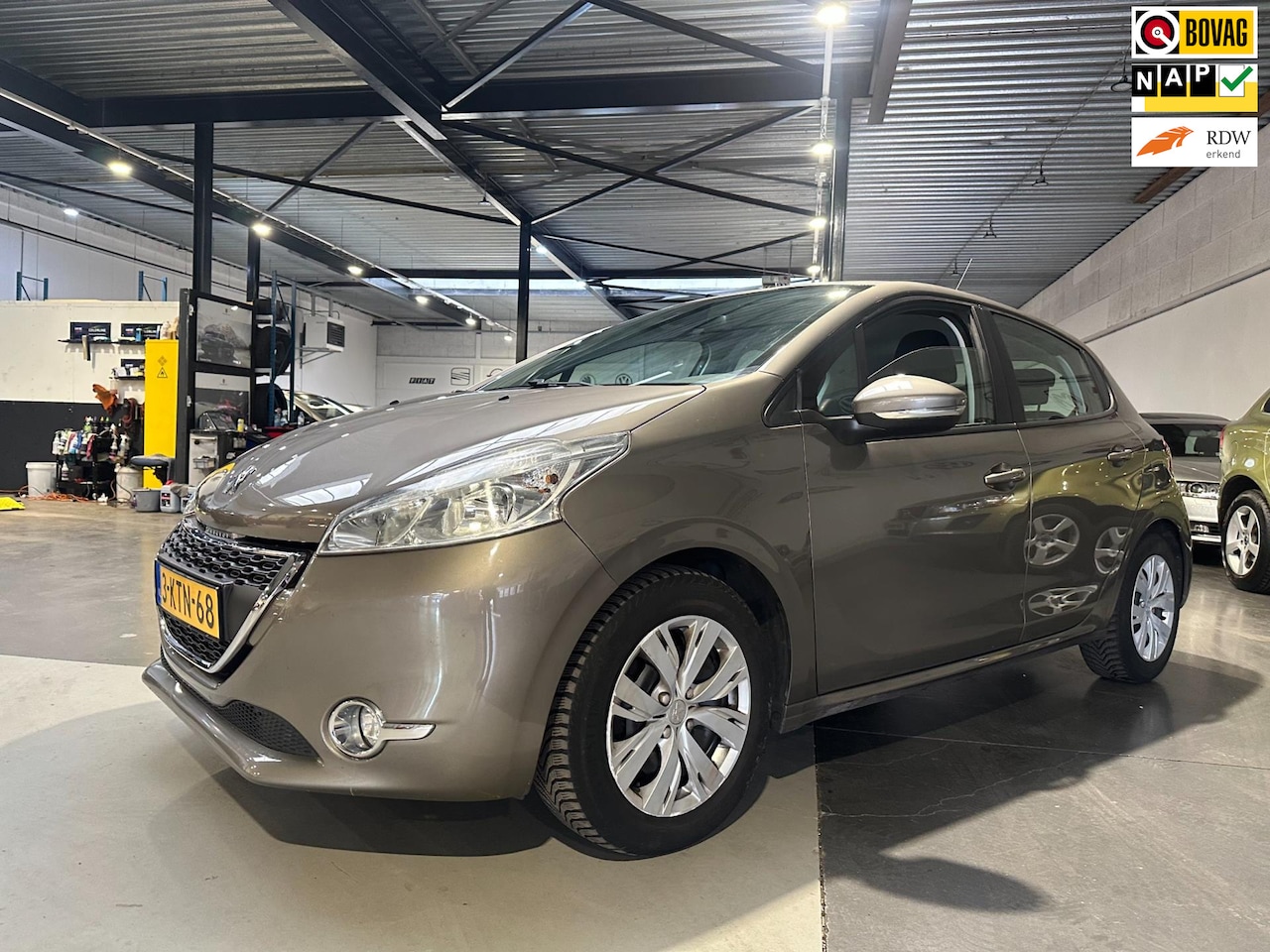 Peugeot 208 - 1.2 VTi Envy/Navi/Dealer onderhouden/Apk nieuw - AutoWereld.nl