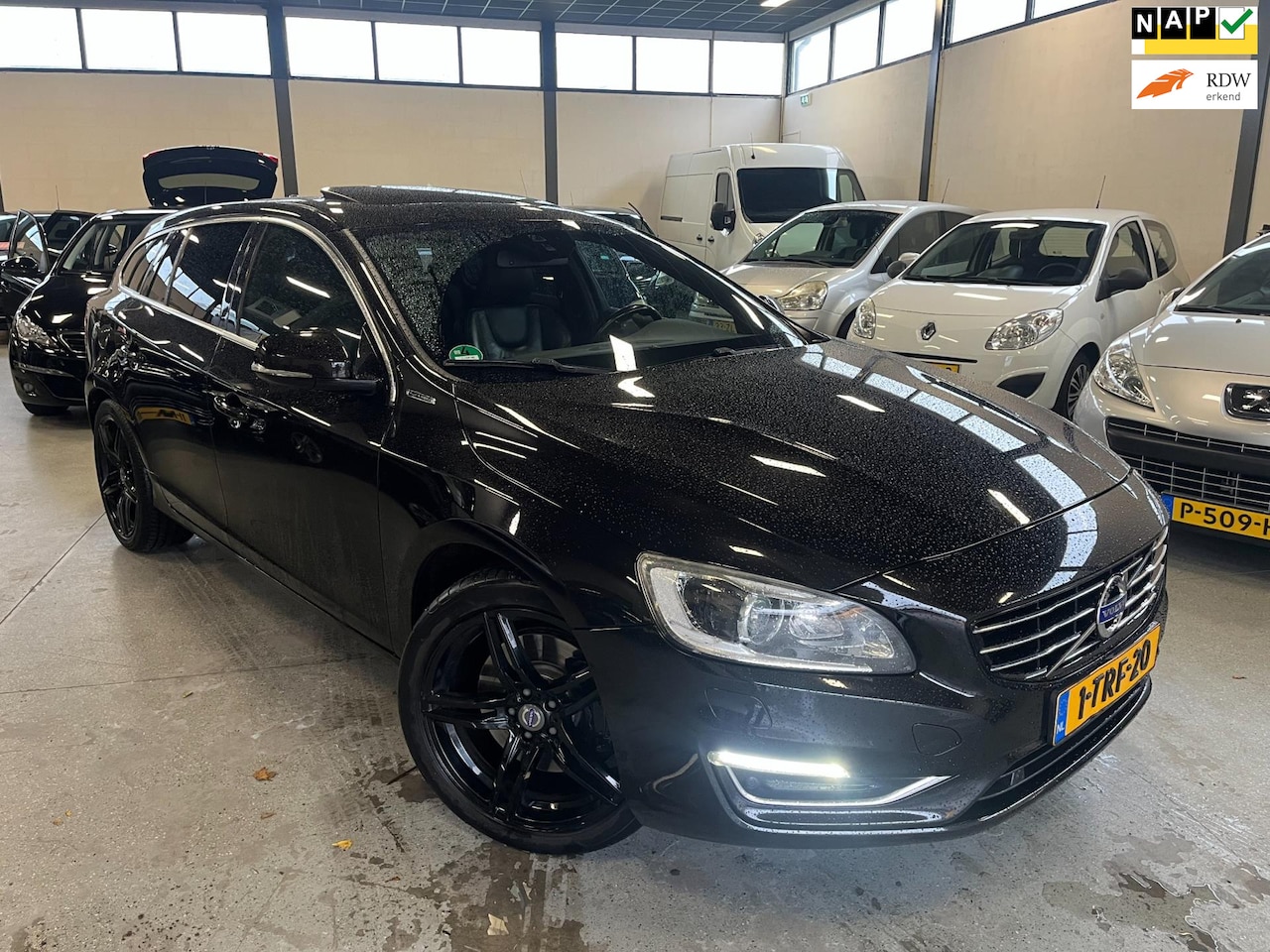 Volvo V60 - 2.4 D6 AWD Plug-In Hybrid Summum|Camera|Leder|Cruise|Stuurver| - AutoWereld.nl