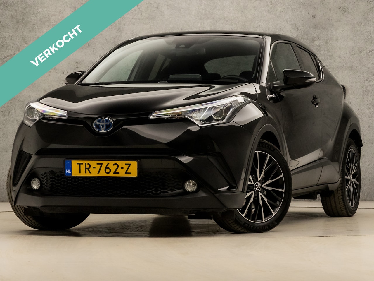 Toyota C-HR - 1.8 Hybrid Sport Automaat (NAVIGATIE, LEDER, CAMERA, KEYLESS, STOELVERWARMING, ZWART HEMEL - AutoWereld.nl