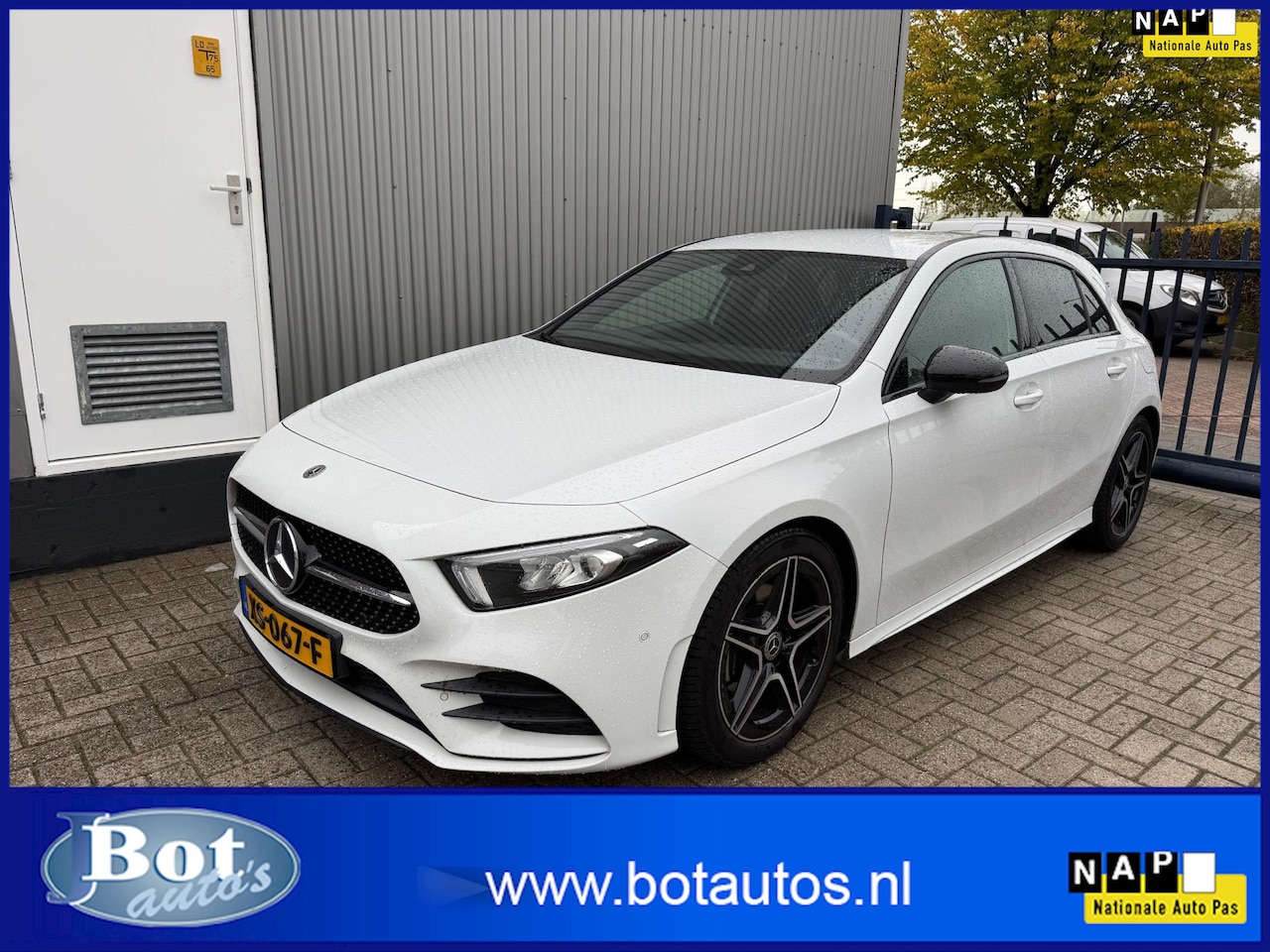 Mercedes-Benz A-klasse - 180 Business Solution AMG Night Upgrade AUTOMAAT / ECC / CRUISE / NAVI / LMV / CAMERA / SE - AutoWereld.nl
