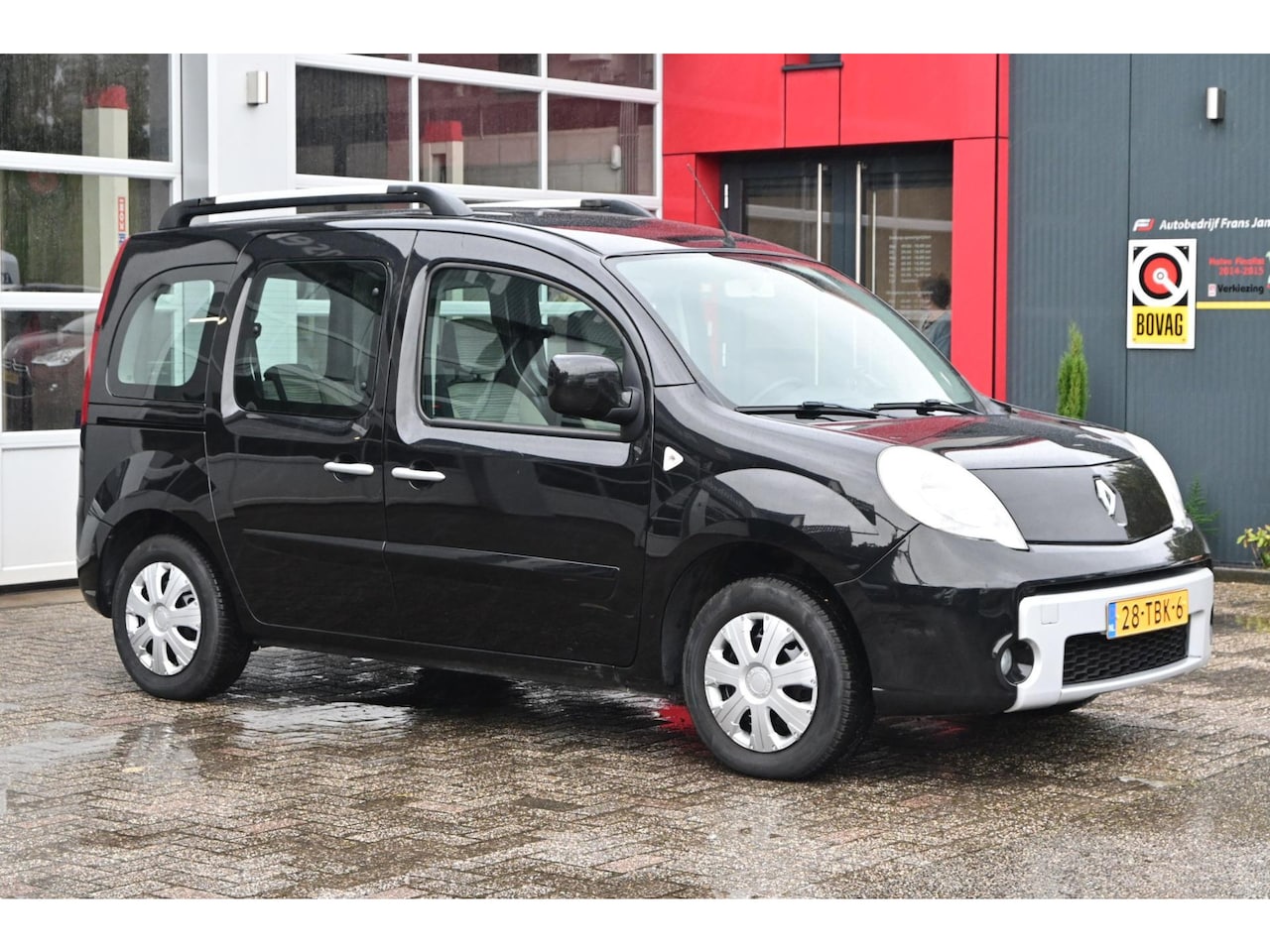 Renault Kangoo Family - Family 1.6 16V 106pk Benzine 5-zits | 2x schuifdeur | Trekhaak | Airco - AutoWereld.nl