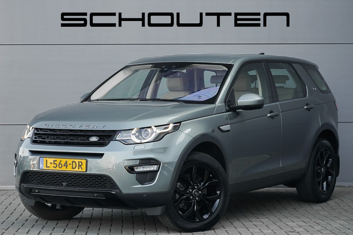Land Rover Discovery Sport - 2.0 Si4 4WD Urban Series Leer Trekhaak Meridian Stuurverwarming - AutoWereld.nl