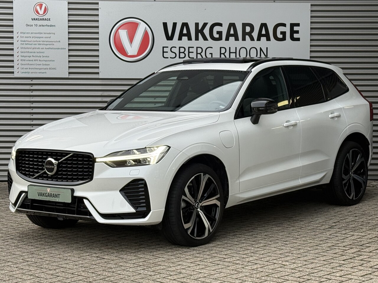 Volvo XC60 - 2.0 T6 Plug-in hybrid AWD R-Design FACELIFT,SCHUIFDAK,H/K SOUND - AutoWereld.nl