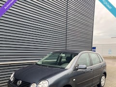 Volkswagen Polo - 1.4-16V AUTOMAAT|Airco|Cruise|APKNW|Trekhaak|Electrisch ramen/deuren