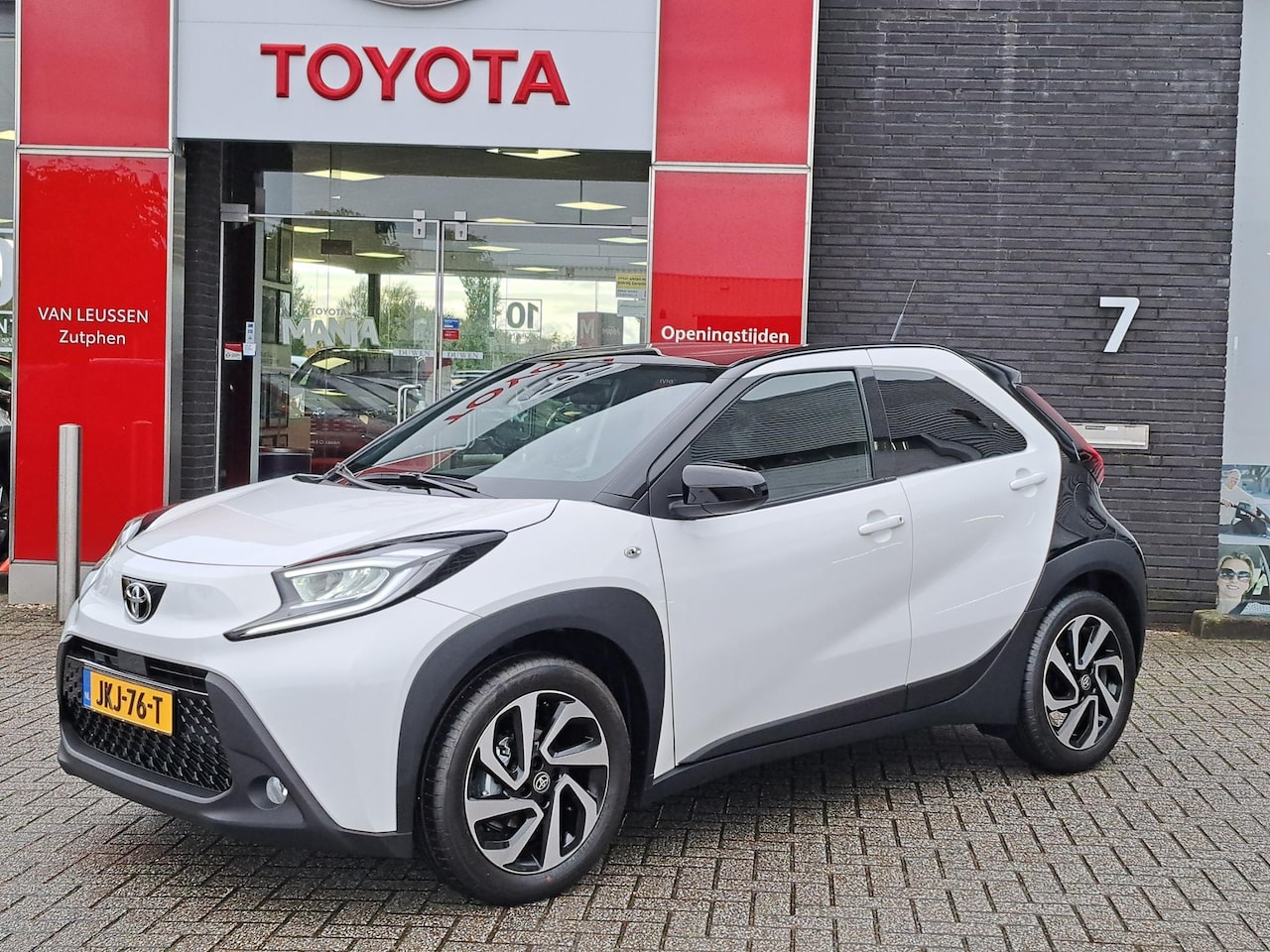 Toyota Aygo X - PULSE NIEUW DIRECT LEVERBAAR BI-TONE APPLE & ANDROID PARKEERCAMERA - AutoWereld.nl