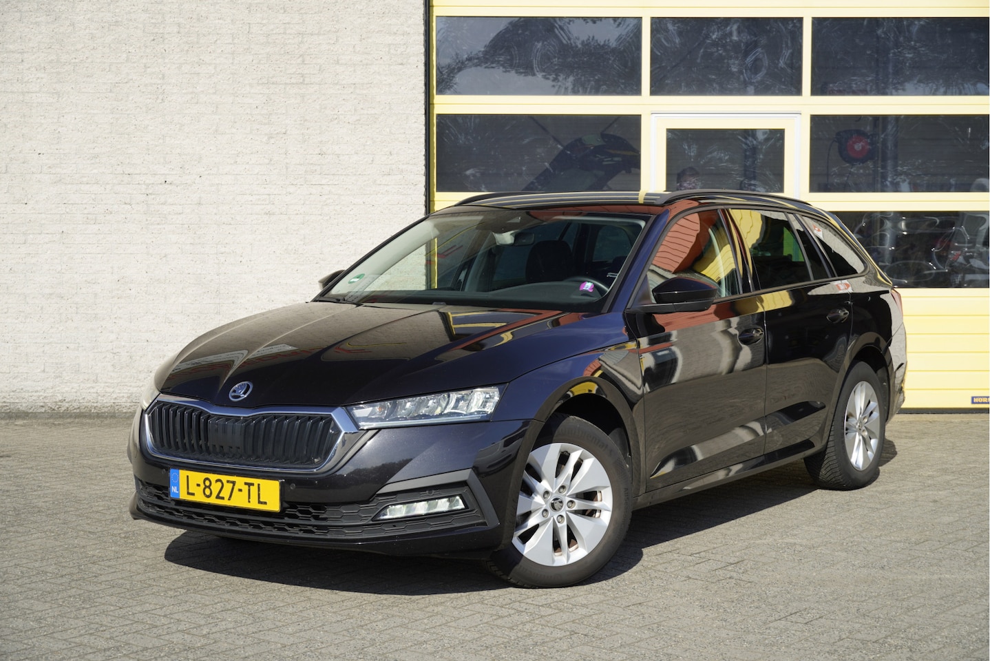 Skoda Octavia Combi - 1.0 TSI Business Edition BJ2021 Lmv 16" | Led V+A | Pdc | Navi | Dynamische knipperlichten - AutoWereld.nl