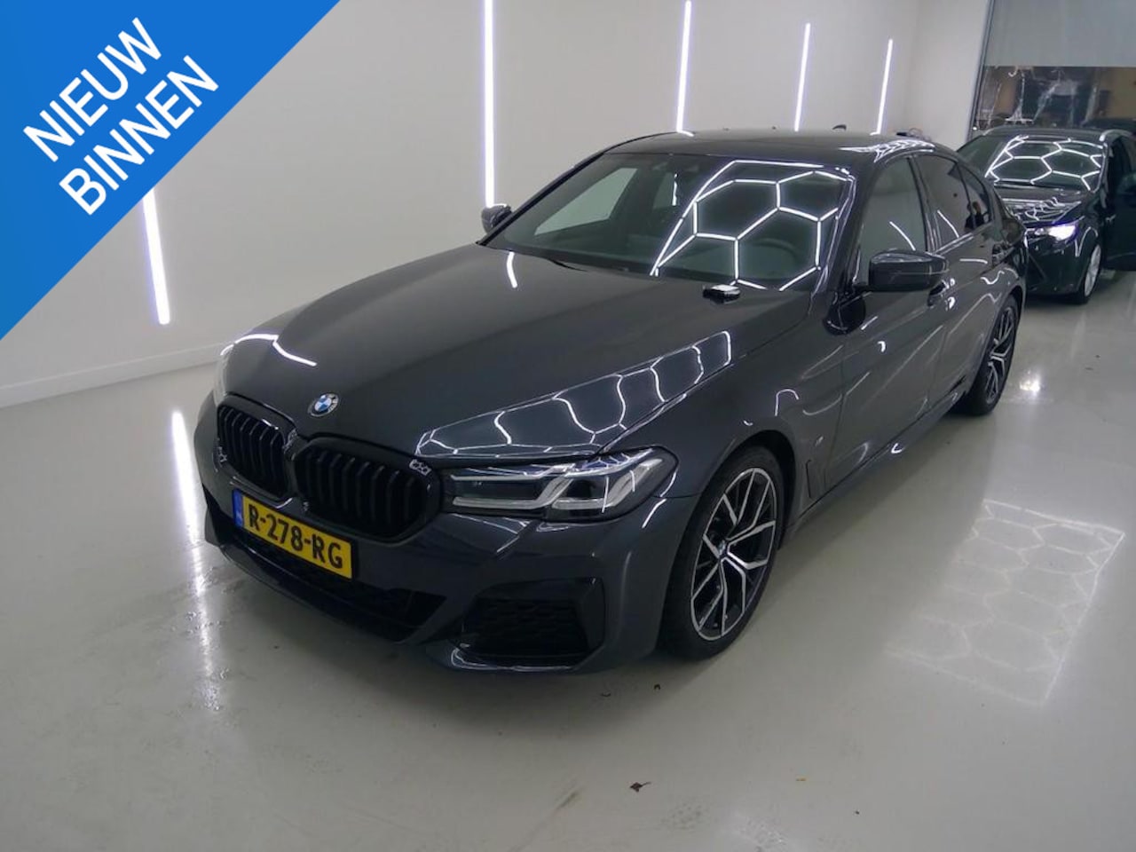 BMW 5-serie - 520i BUSINESS EDITION PLUS I M SPORTPAKKET I SCHUIFDAK I TREKHAAK I PARKING PACK I LASER L - AutoWereld.nl