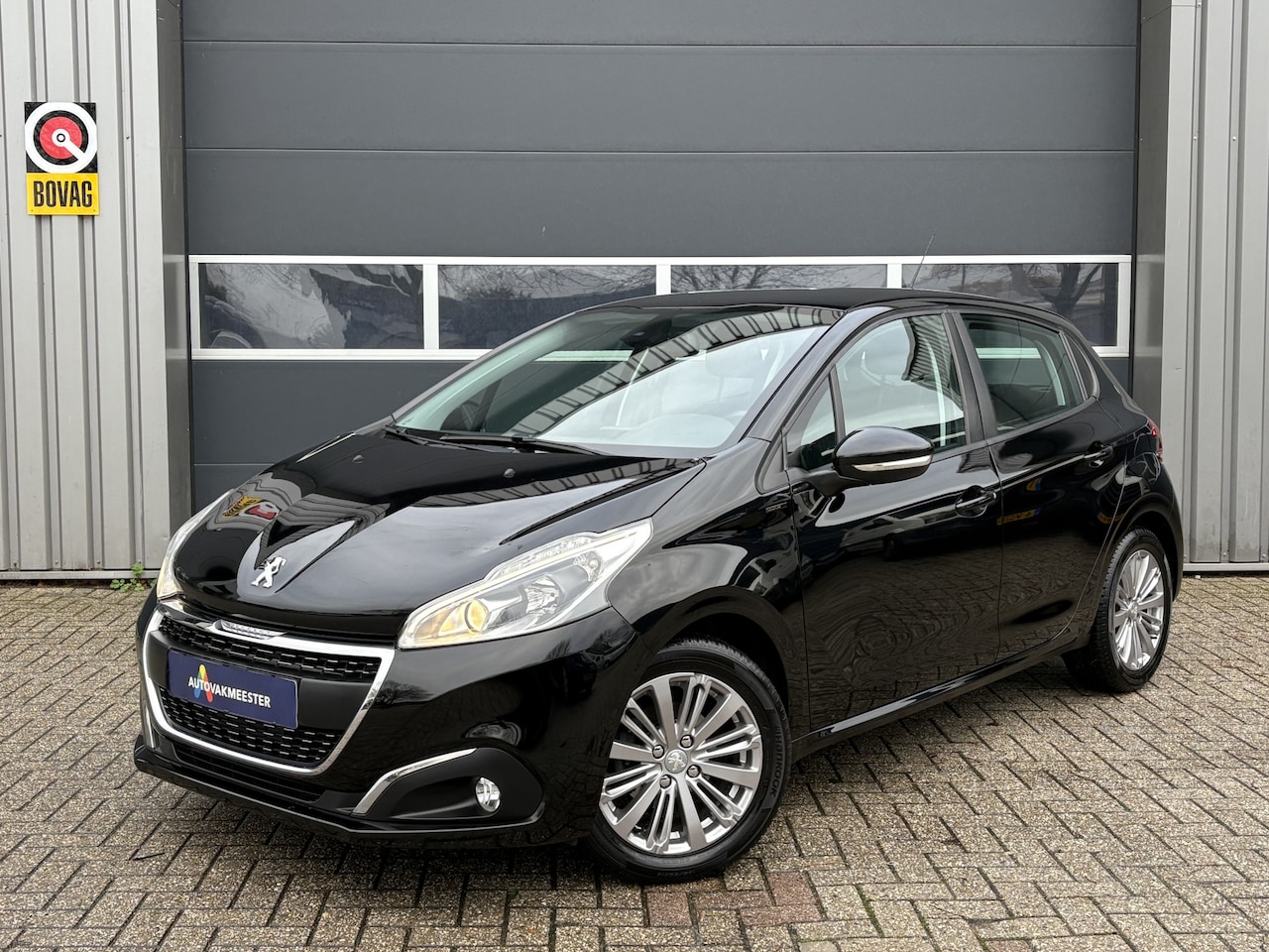 Peugeot 208 - 1.2 PureTech Signature | Navi | Carplay/Android | Cruise & Climate Control | PDC | All Sea - AutoWereld.nl