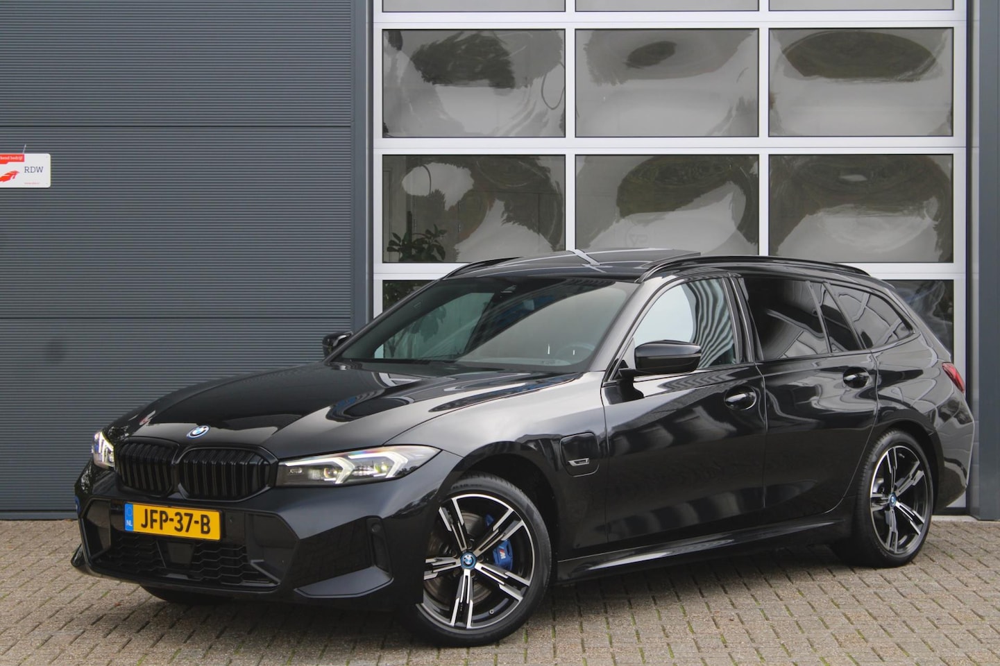 BMW 3-serie Touring - 330e xDrive M-Sport Pro Facelift | Pano | ACC | Memory | Elek. Trekhaak - AutoWereld.nl