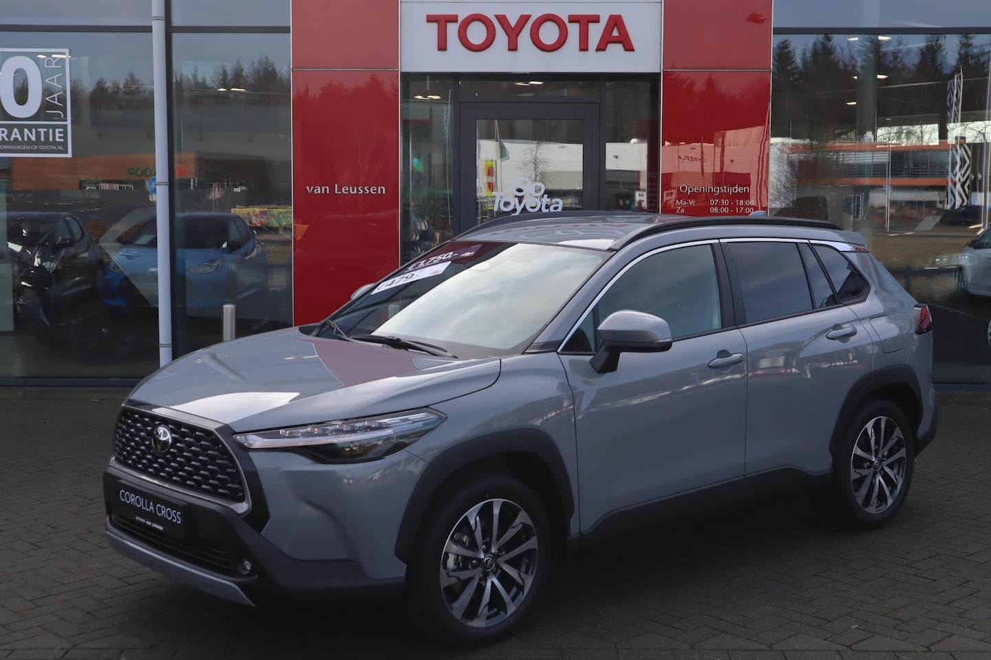 Toyota Corolla Cross - 2.0 HYBRID 200 STYLE NIEUW&DIRECT LEVERBAAR! STOELVERW. EL-ACHTERKLEP NAVI PARK-SENSOREN B - AutoWereld.nl