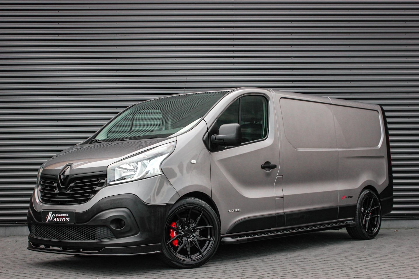Renault Trafic - 2.0 dCi T29 L2H1 Work Edition FULL BLACK / SIDE-BARS / TREKHAAK / NAVIGATIE / VERLAAGD / C - AutoWereld.nl
