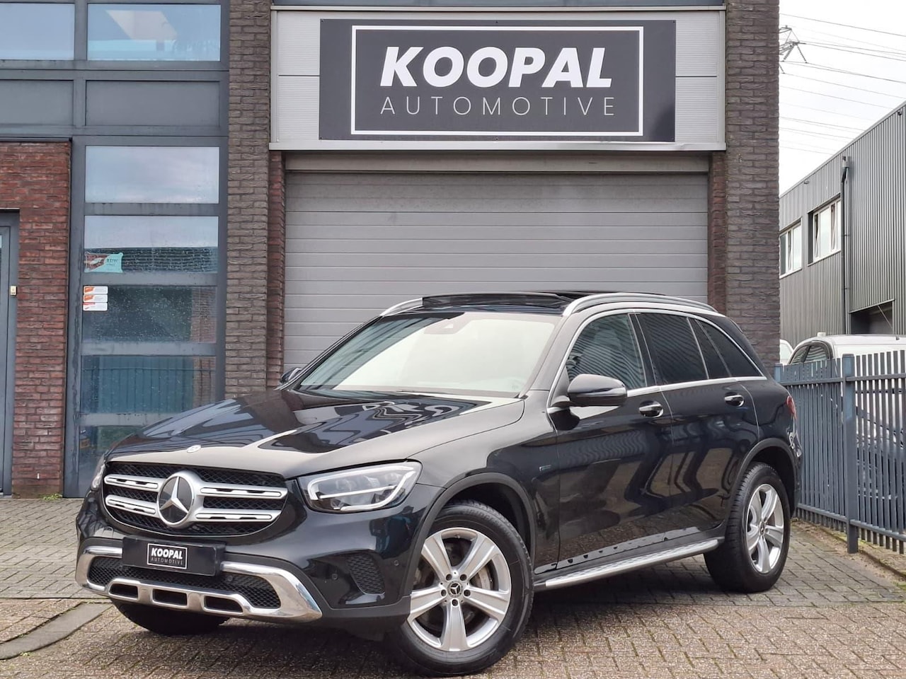 Mercedes-Benz GLC-klasse - 300e 4MATIC Premium | Panoramdak | Trekhaak | Dealer Onderhouden - AutoWereld.nl