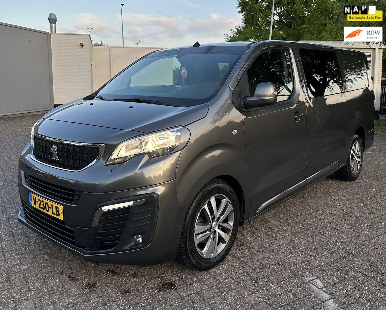 Peugeot Expert - 231L 2.0 BlueHDI 180 DC Premium Pack 231L 2.0 BlueHDI 180 DC Premium Pack - AutoWereld.nl