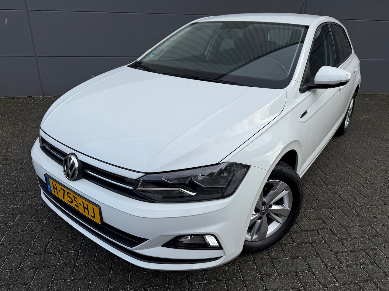 Volkswagen Polo - 1.0 TSI R-LINE Business*CRUISE*APK*NAP*NAVI*CARPLY*PARK SENSOREN - AutoWereld.nl