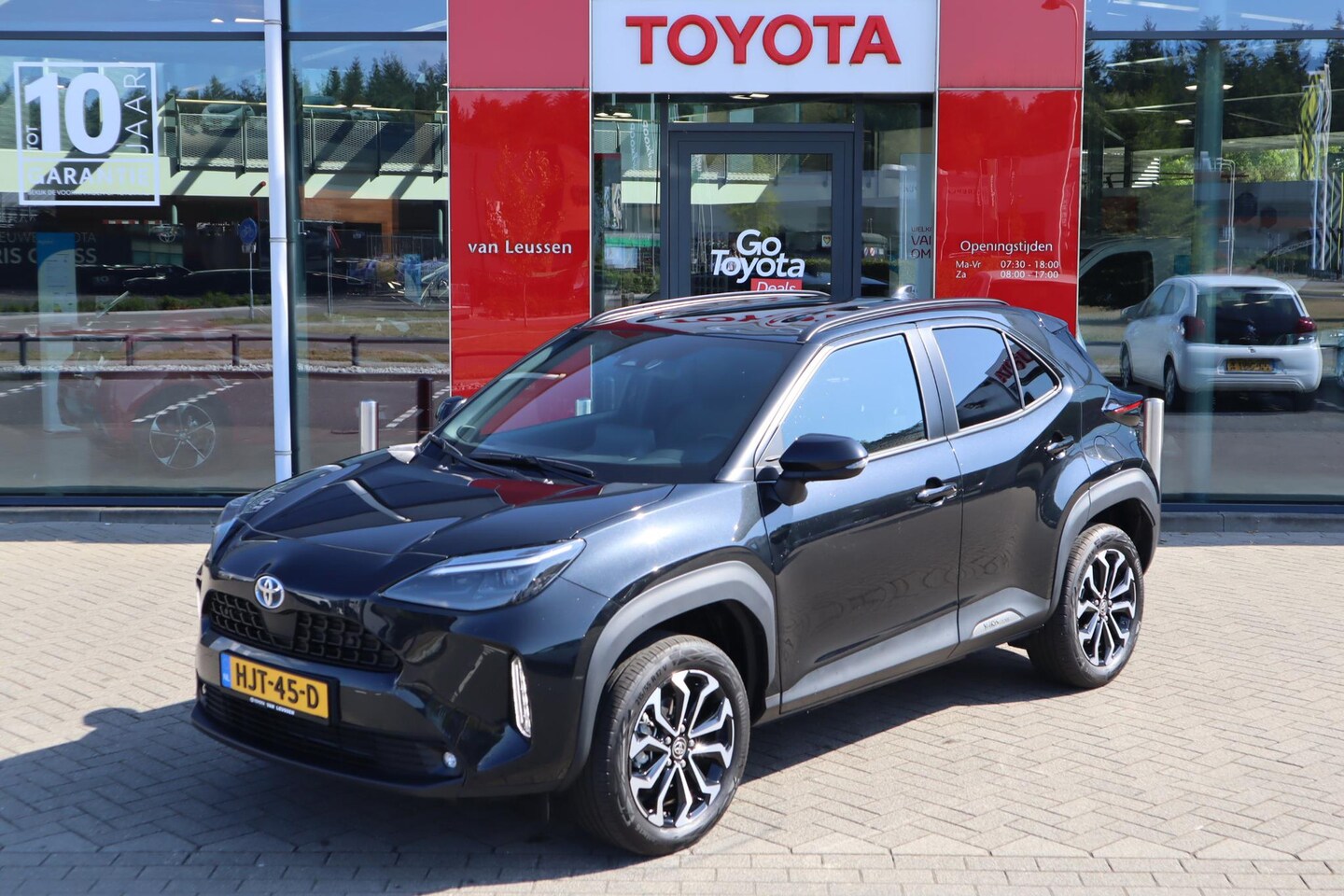 Toyota Yaris Cross - 1.5 HYBRID DYNAMIC APPLE/ANDROID STOELVERW. 17"LMV PRIVACY GLASS NAVI KEYLESS AD-CRUISE - AutoWereld.nl