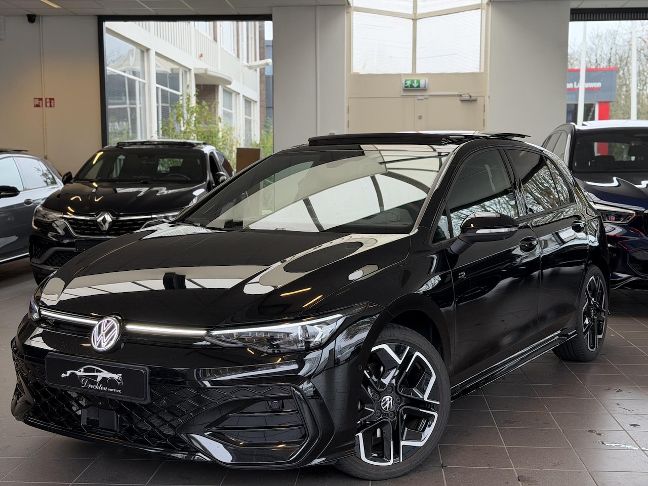 Volkswagen Golf - 1.5 R Line Pano / 360 / H&K / Trekhaak - AutoWereld.nl