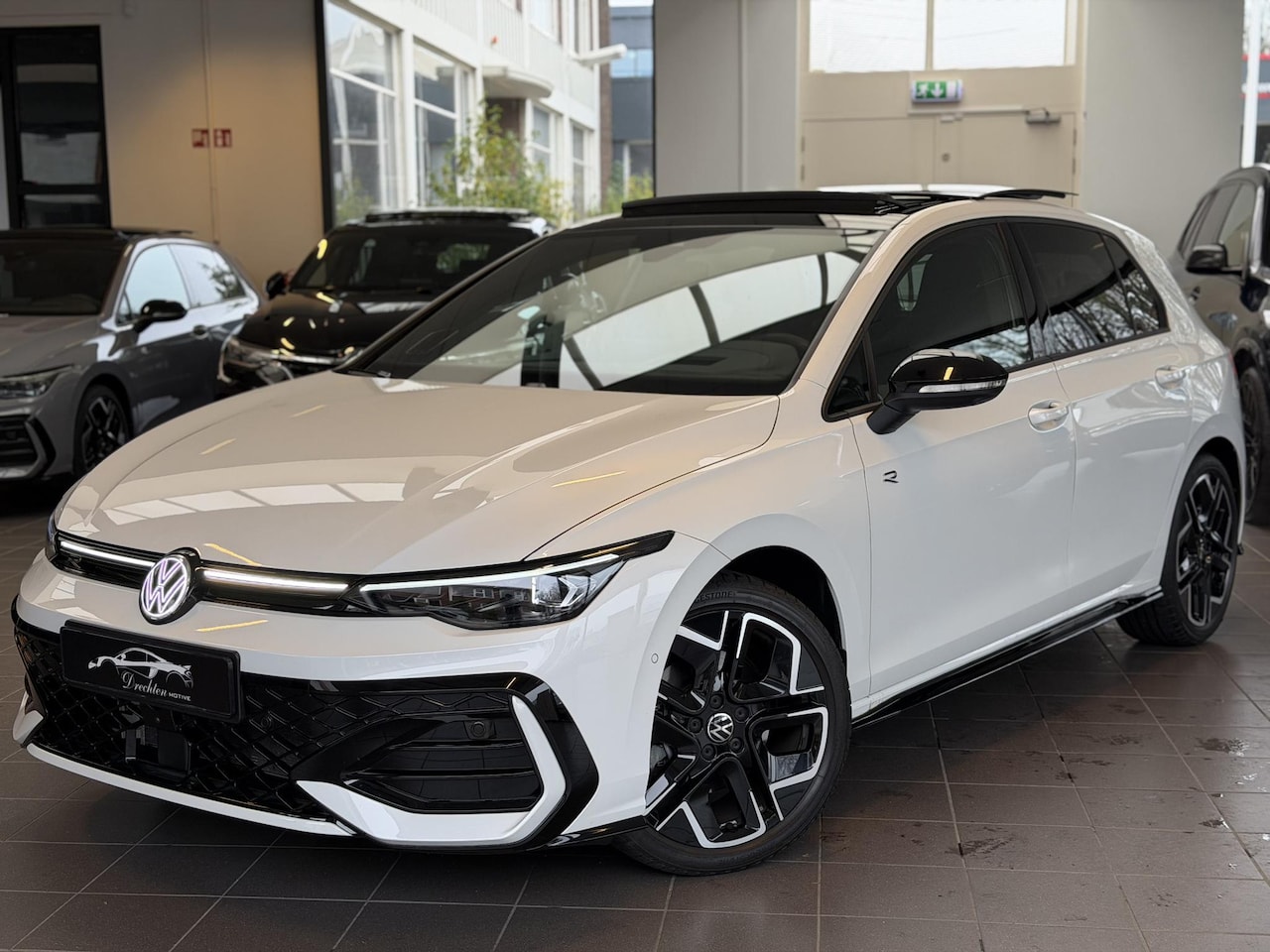 Volkswagen Golf - 1.5 R Line Pano / 360 / H&K / Trekhaak - AutoWereld.nl