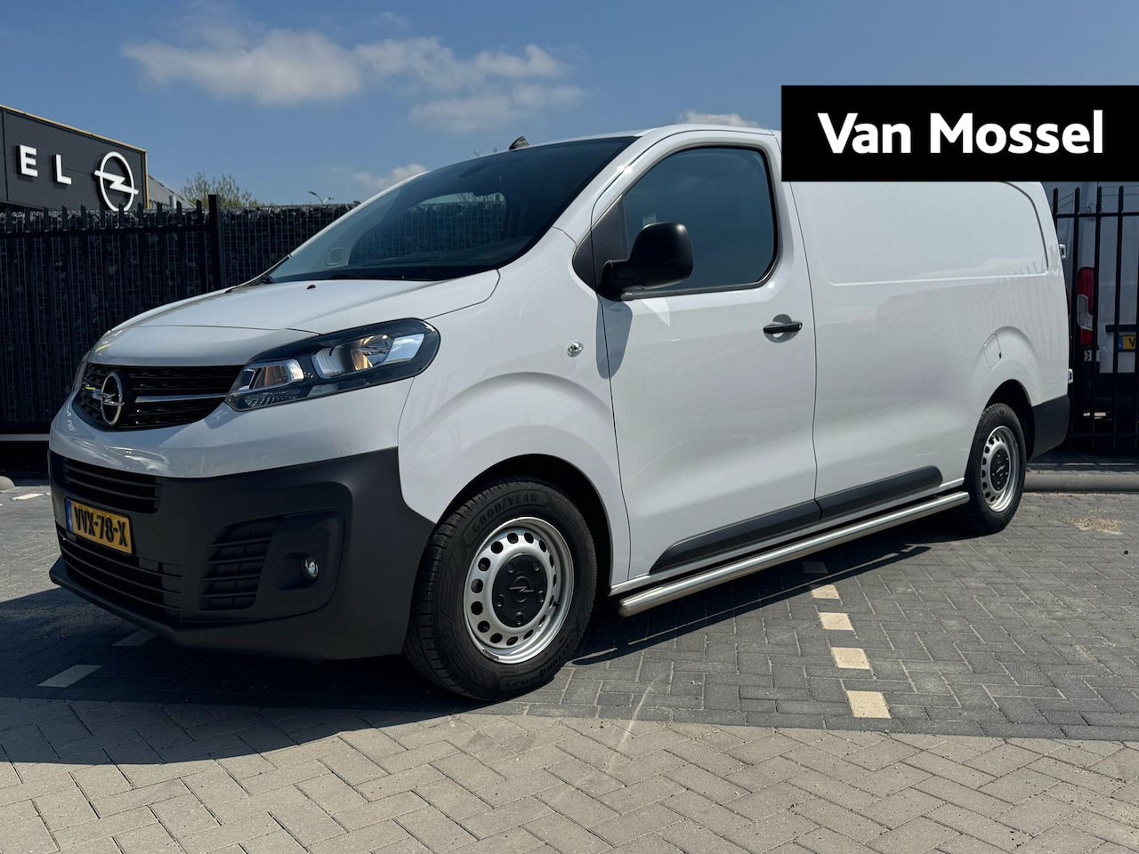 Opel Vivaro - 2.0 Diesel 145 L3 | Navigatie | Trekhaak | Parkeersensoren | Slechts 12000km! - AutoWereld.nl