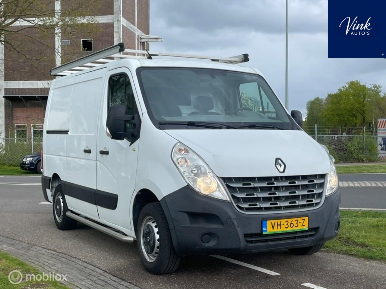 Renault Master - T28 2.3 dCi L1H1Eco | Airco | Navigatie | Trekhaak | Sidebars & Imperiaal - AutoWereld.nl