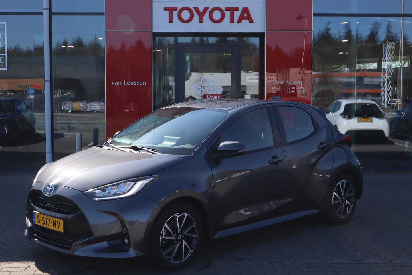Toyota Yaris - 1.5 HYBRID DYNAMIC APPLE/ANDROID LED-PAKKET AD-CRUISE 16"LM-VELGEN NL-AUTO - AutoWereld.nl