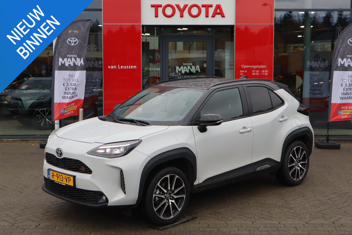 Toyota Yaris Cross - 1.5 HYBRID GR SPORT EL-ACHTERKLEP HUD APPLE/ANDROID BLIND-SPOT STOELVERW STUURVERW JBL-AUD - AutoWereld.nl