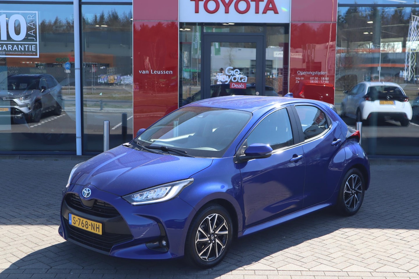 Toyota Yaris - 1.5 HYBRID DYNAMIC APPLE/ANDROID 16"LM-VELGEN LED-PAKKET KEYLESS DAB NL-AUTO - AutoWereld.nl