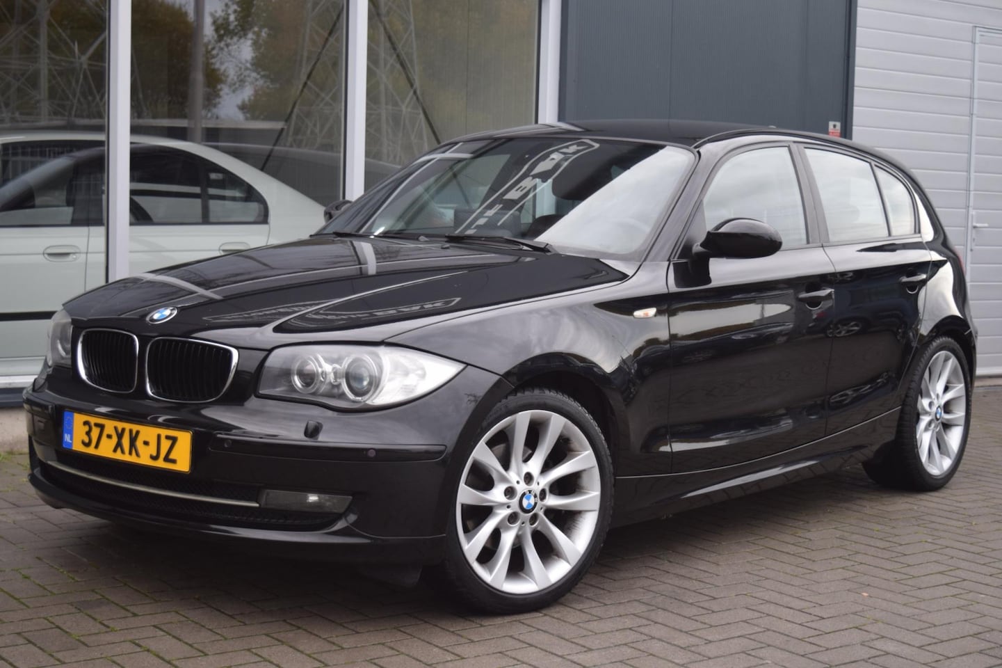 BMW 1-serie - 120i Business Line | Automaat | Xenon | NAP + APK 10-2026 - AutoWereld.nl
