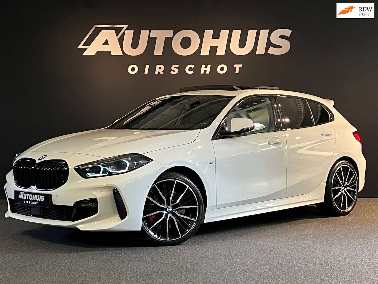 BMW 1-serie - 120i High Executive Edition M Pano/ M stoelen leder memory / Schakelflippers/ Camera/ Auto - AutoWereld.nl