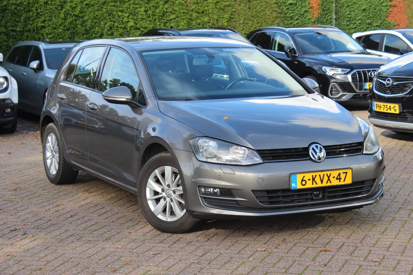Volkswagen Golf - 1.2 TSI Highline / Trekhaak / Navigatie / Parkeerhulp V+A / 16'' / Stoelverwarming / Cruis - AutoWereld.nl