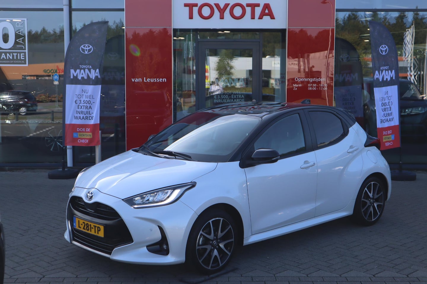 Toyota Yaris - 1.5 HYBRID EXECUTIVE 17"LMV DODEHOEK HALF-LEDER/STOELVERWARMING P-SENSOREN NAVI LED-PAKKET - AutoWereld.nl