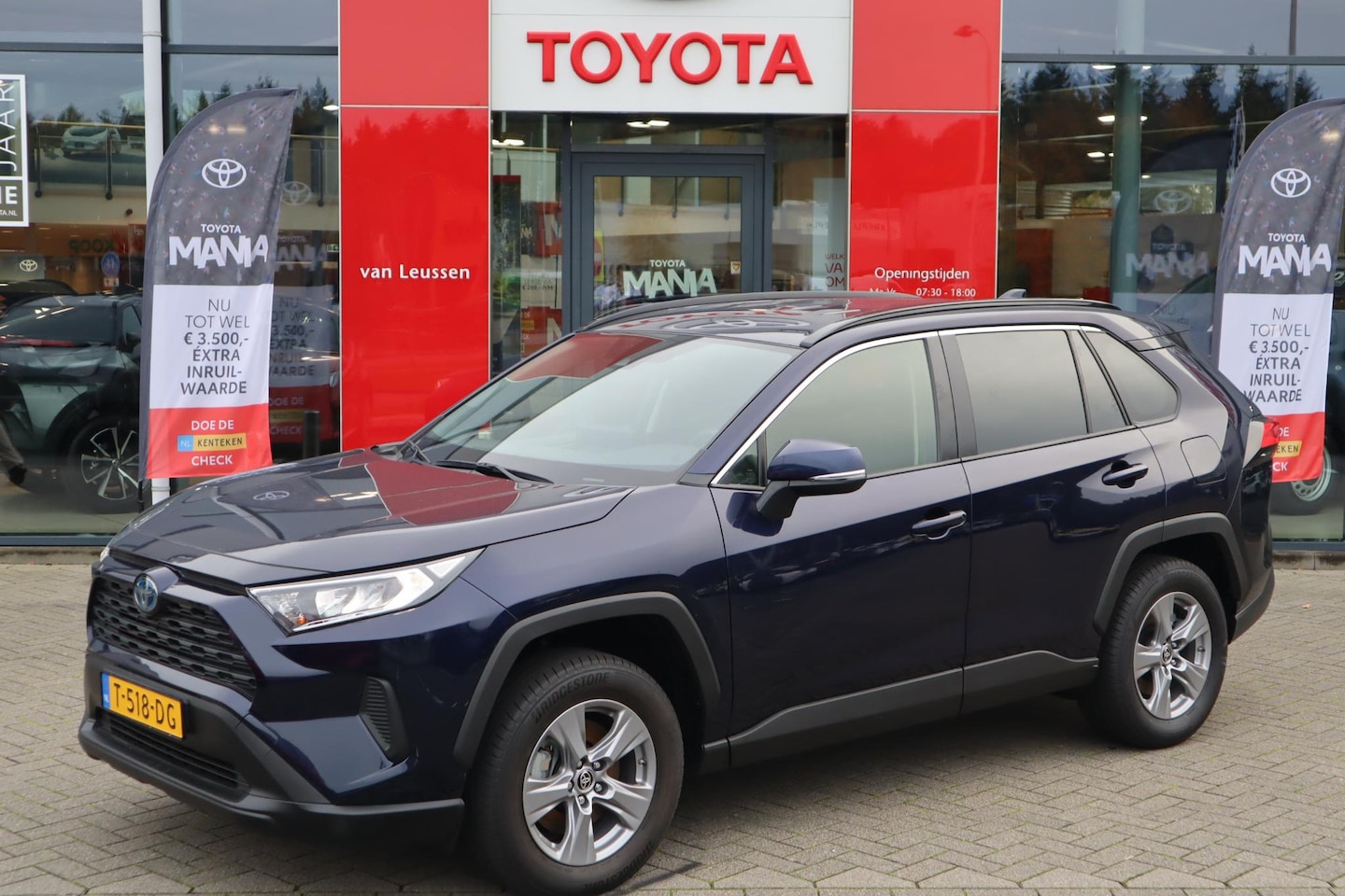 Toyota RAV4 - 2.5 HYBRID NL-AUTO FACELIFT NAVI AD-CRUISE APPLE/ANDROID PRIVCAY-GLASS BLUETOOTH DAB+ 17"L - AutoWereld.nl