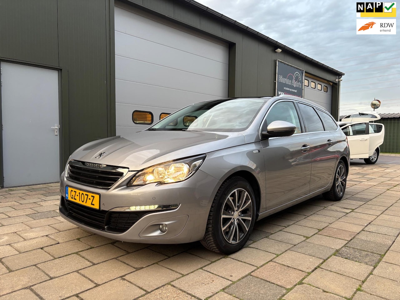 Peugeot 308 SW - 1.2 PureTech Style Pano Navi Cruise Nette Auto! - AutoWereld.nl