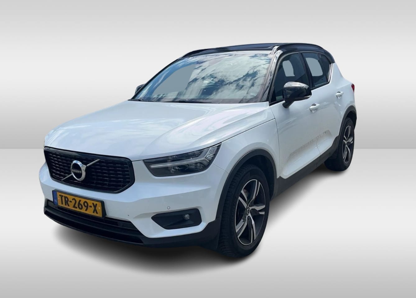 Volvo XC40 - 2.0 T4 R-Design / Trekhaak / Panoramadak / Camera / Harman Kardon / Leder&Alcantara / 19'' - AutoWereld.nl