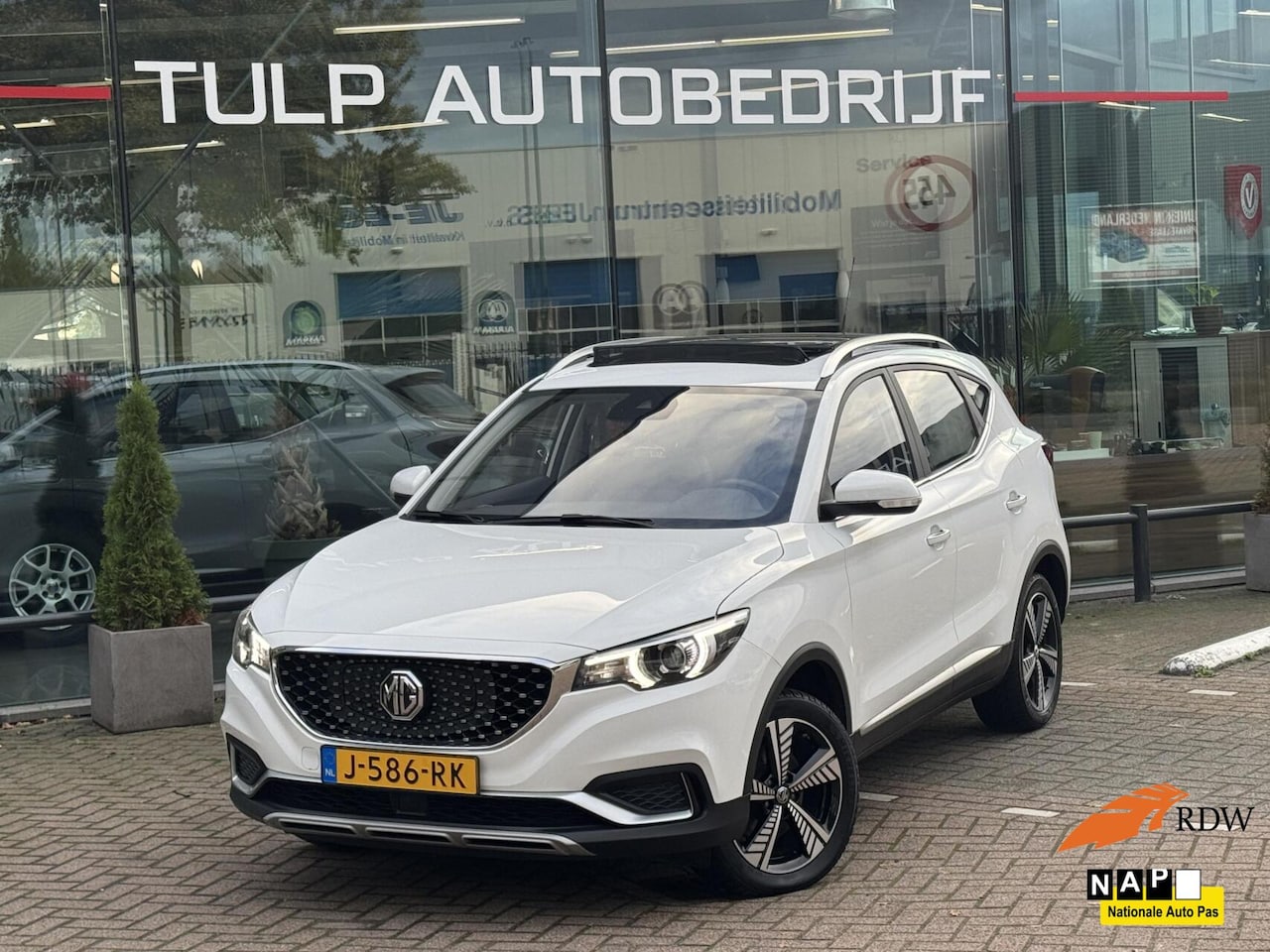 MG ZS - Luxury 45 kWh 2020 e eigenaar Pano Navi - AutoWereld.nl