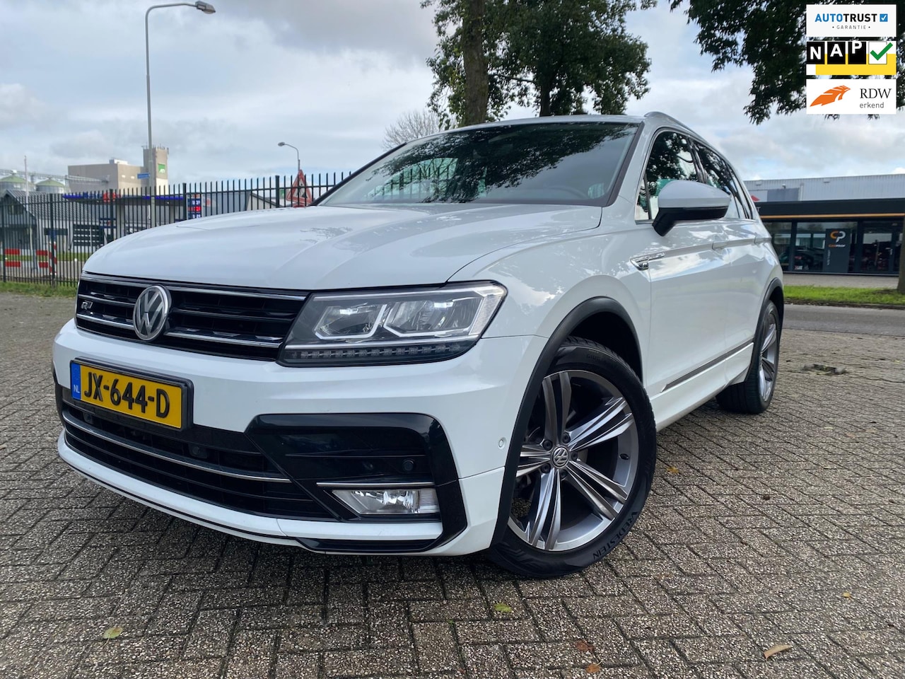 Volkswagen Tiguan - 1.4 TSI ACT Highline R-Line Camera Cruise Led - AutoWereld.nl