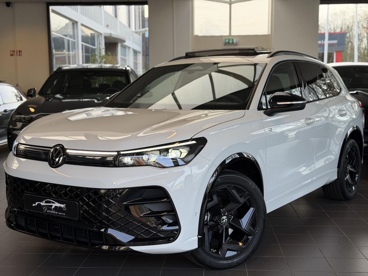 Volkswagen Tiguan - 1.5 eTSI R-Line / Pano / Head-up / 360 - AutoWereld.nl