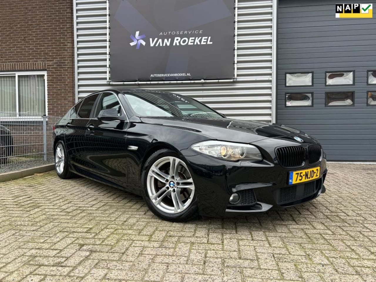 BMW 5-serie - 523i Executive Zwart, Automaat, Nieuwe apk, volledige onderhoudshistorie aanwezig - AutoWereld.nl