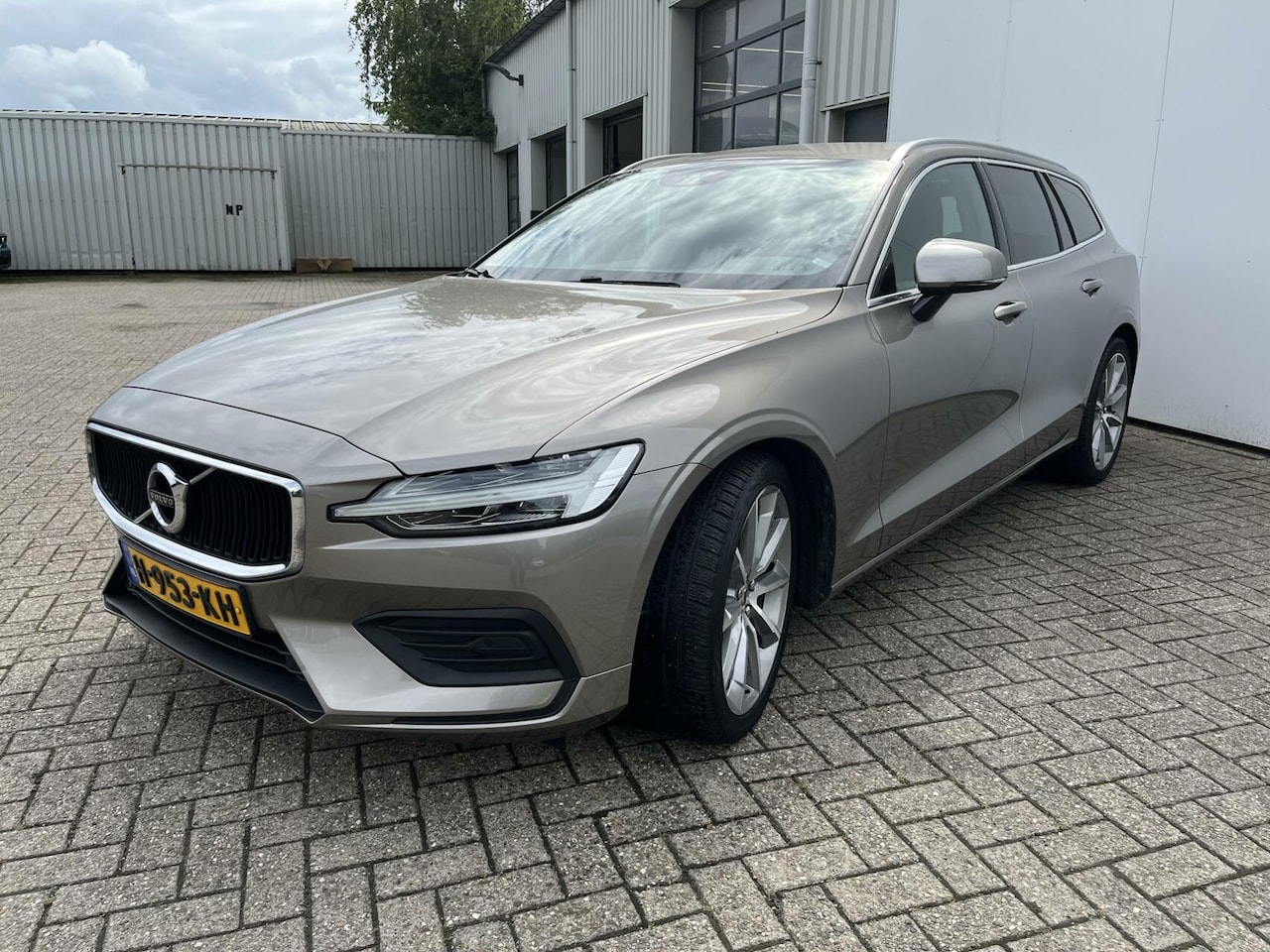 Volvo V60 - 2.0 T4 Mom.|ACC|PAS V/A|Blis|19"| - AutoWereld.nl