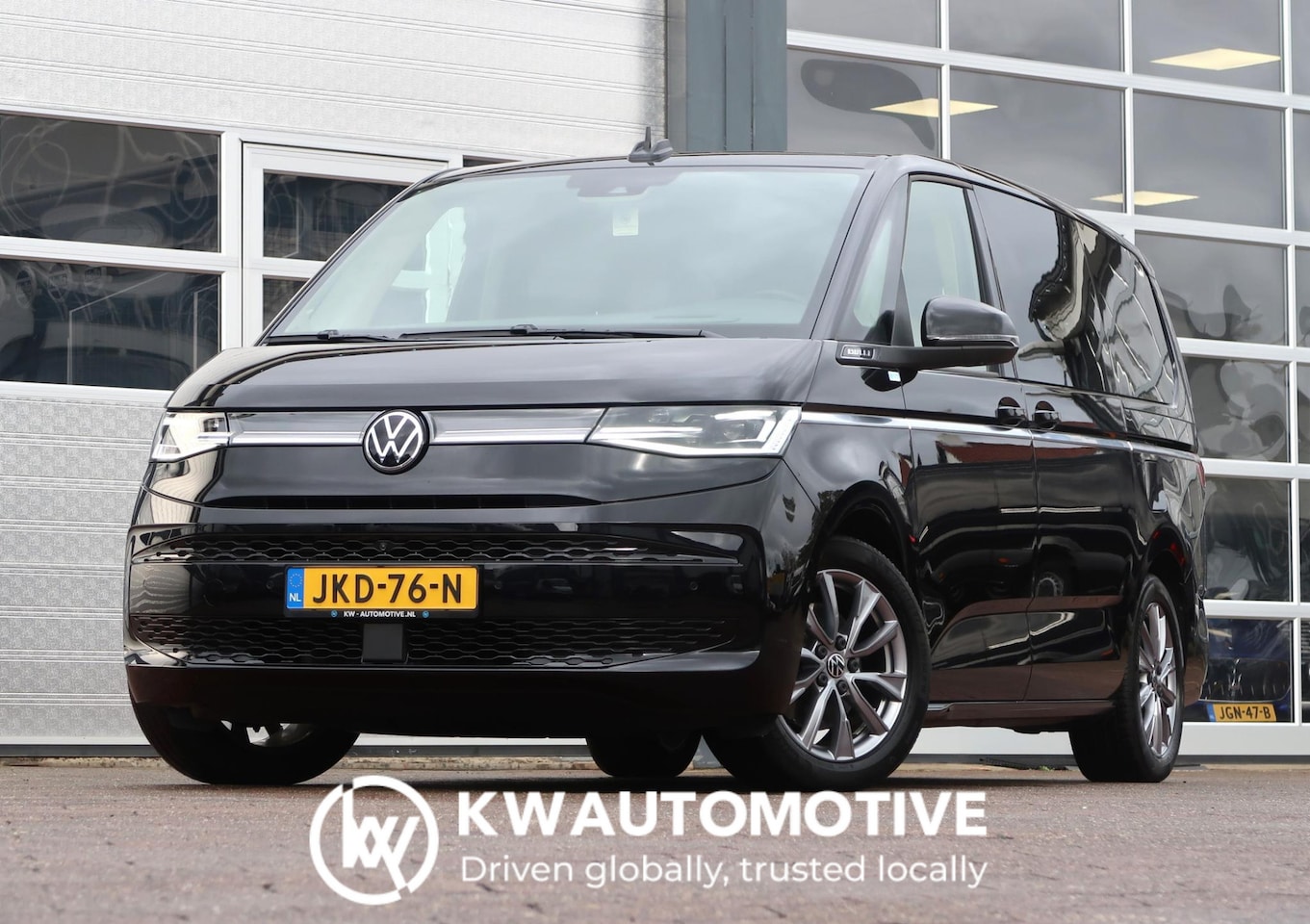 Volkswagen Multivan - 1.4 eHybrid L2 Bulli Edition PANO/ 360 CAM/ MASSAGE/ H&K/ HEAD-UP/ TREKHAAK/ VOL! - AutoWereld.nl