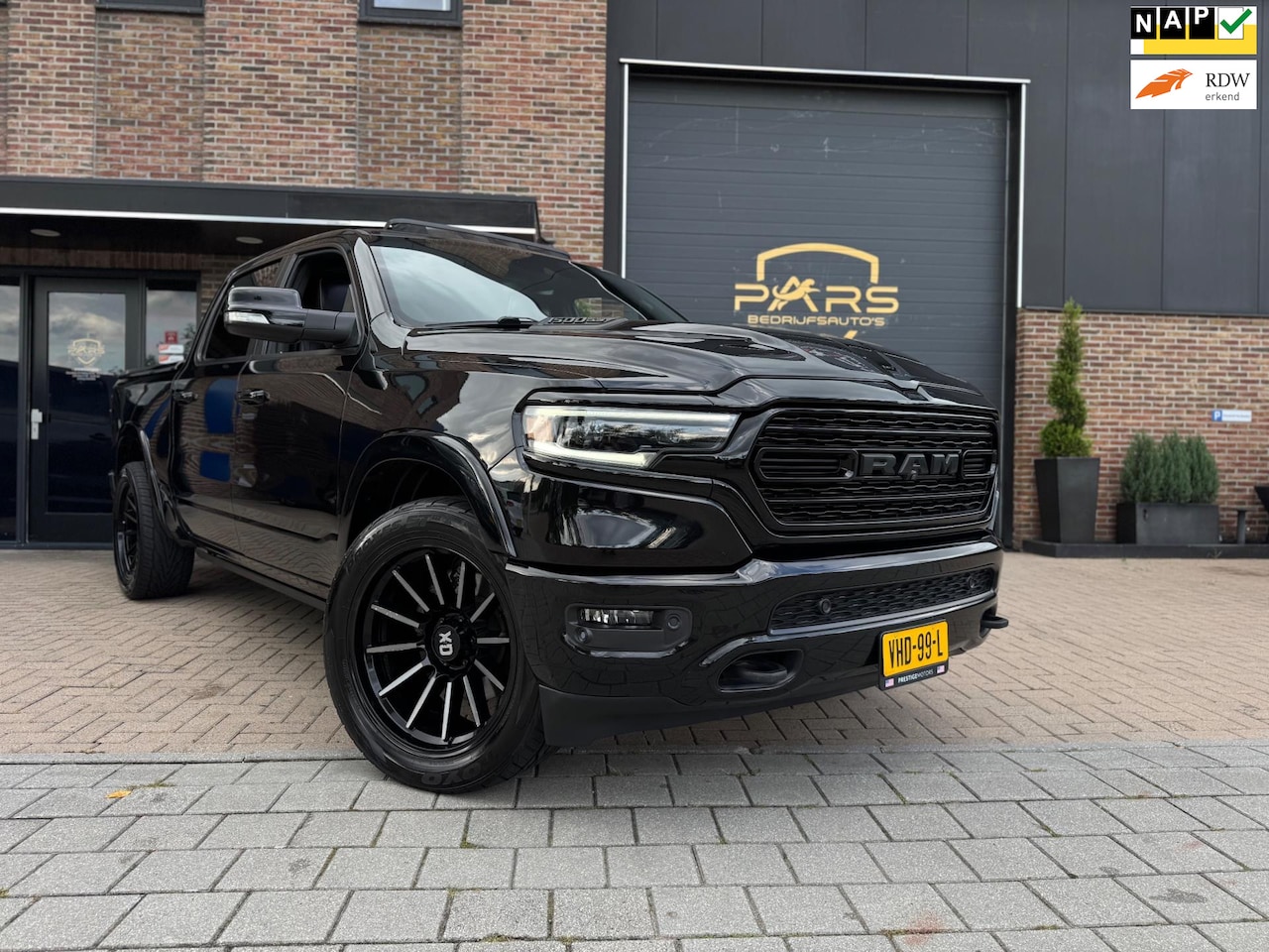 Dodge Ram 1500 - 5.7 V8 4x4 Crew Cab 401PK Limited e Bom volle opties Pano Groot Navi breed set velgen zeer - AutoWereld.nl