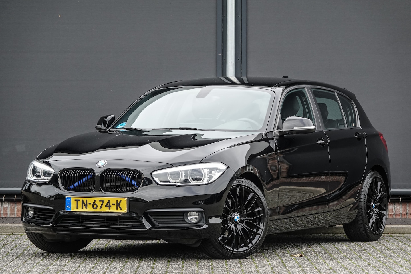BMW 1-serie - 118i 136Pk Aut. | High Executive | LED | PDC | Leder | 18'' - AutoWereld.nl