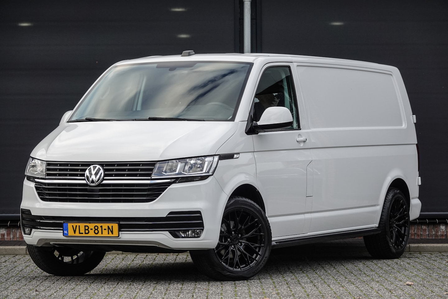 Volkswagen Transporter - L2H1 2.0Tdi 150Pk DSG7 | 28 | Stoel-Bank | Sidebars | 19'' | Candy White - AutoWereld.nl