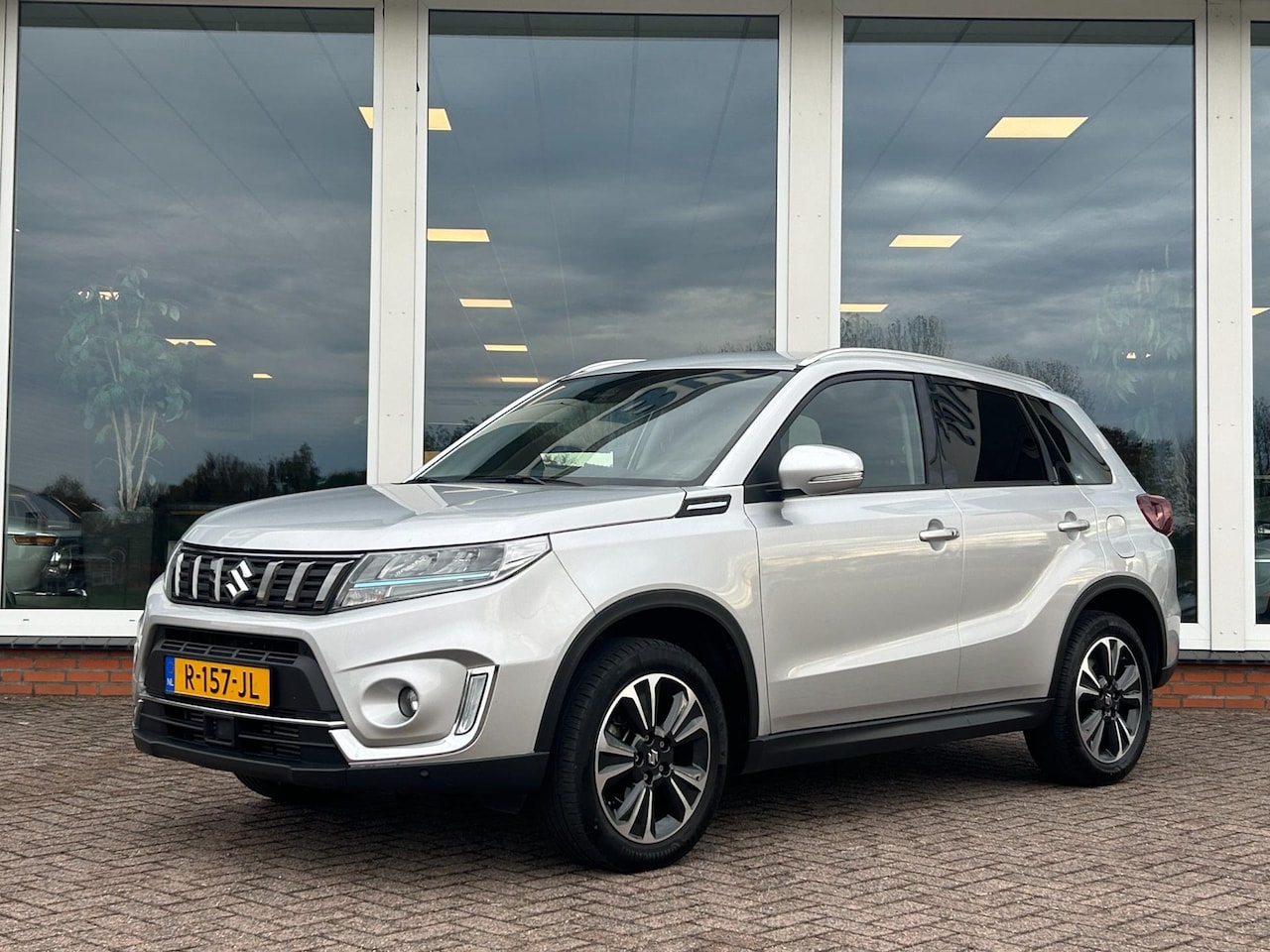 Suzuki Vitara - 1.4 Boosterjet Style Smart Hybrid - Navi - Leder - Camera - PDC - AutoWereld.nl
