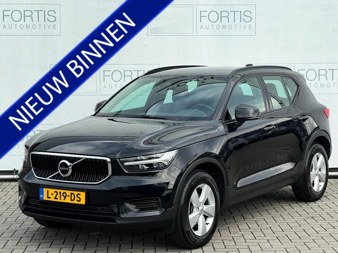 Volvo XC40 - 1.5 T2 Momentum Core NL AUTO | DEALER ONDERH | WEGKLAPBARE HAAK | CAMERA | CARPLAY | - AutoWereld.nl