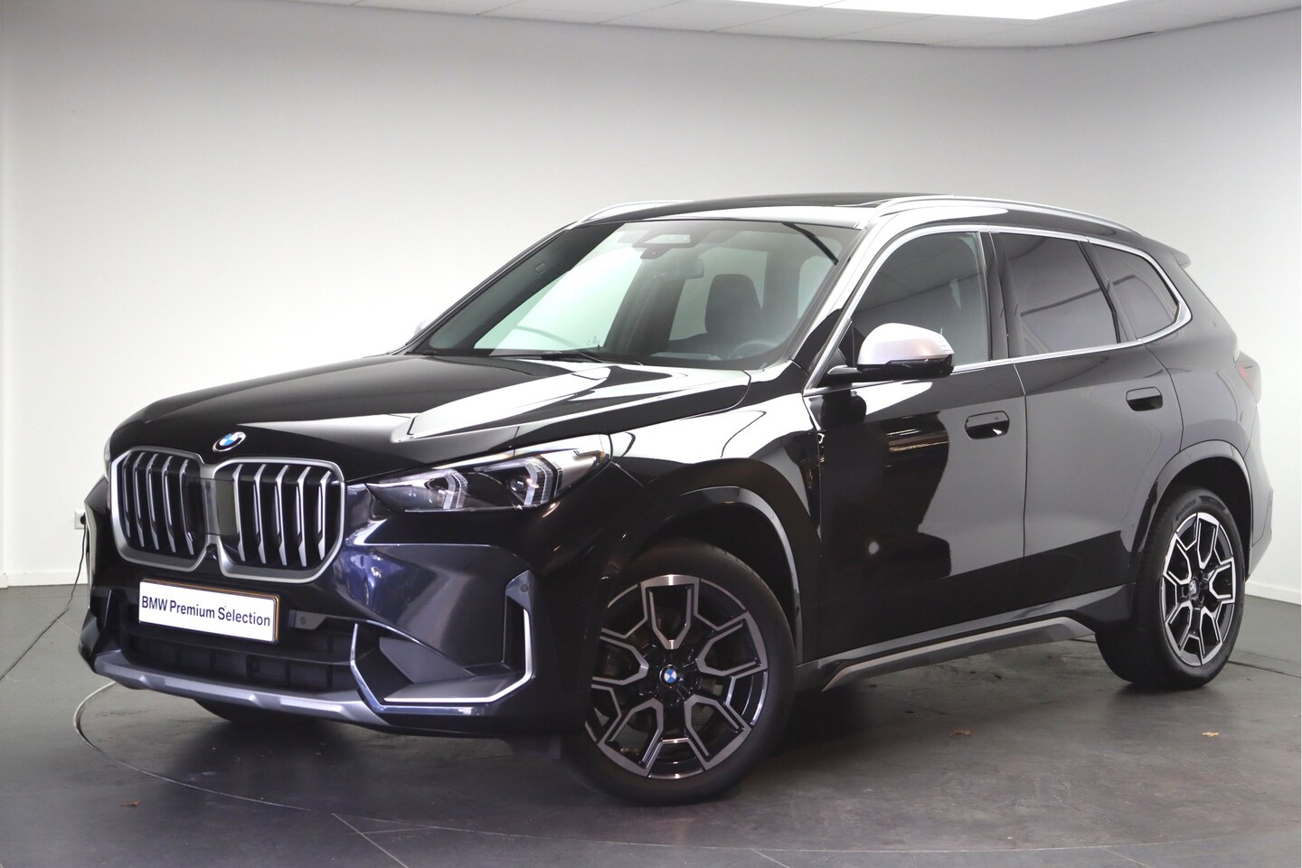 BMW X1 - sDrive18i High Executive xLine Automaat / Panoramadak / Sportstoelen / Adaptieve LED / Stu - AutoWereld.nl