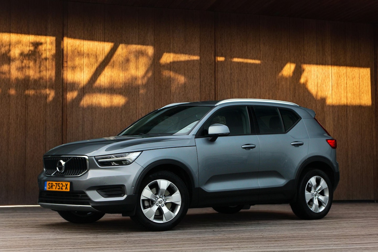 Volvo XC40 - T4 Momentum | Cruise control | Stoelverwarming | Camera | Parkeer-assistent | DAB - AutoWereld.nl
